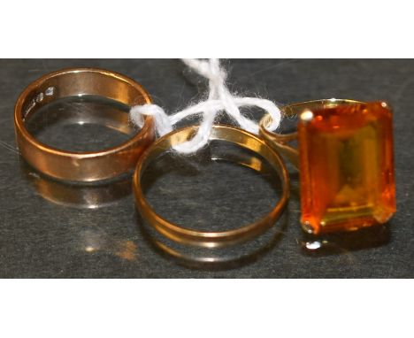 Rings - a vibrant orange rectangular baguette cut solitaire dress ring, 9ct gold shank; a 9ct gold wedding band; another, 10.