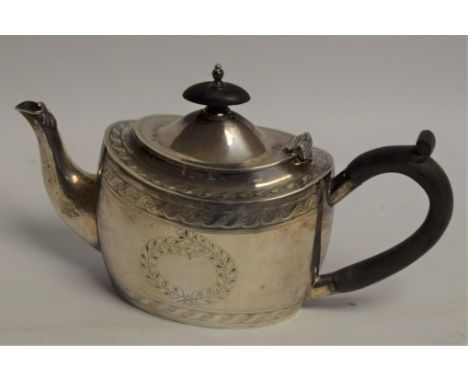 An Edward VII Georgian style bachelor's teapot, Walker & Hall, Sheffield 1909, approx. 10oz