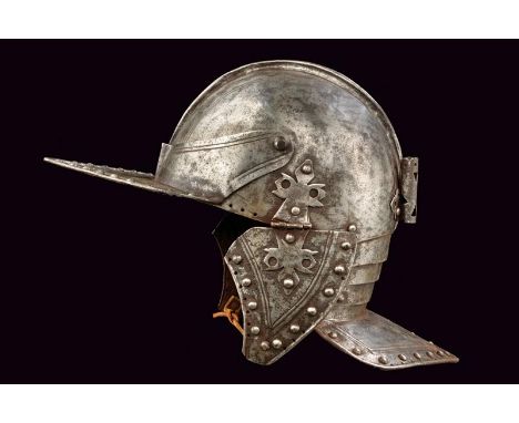 dating: 17th Century provenance: England, Skull composed of two pieces with low comb and decorated with lines. Movable brim, 