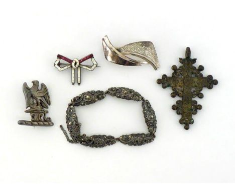 A mixed lot of white metal jewellery, including a marcasite set necklace, a synthetic ruby and white enamel bow brooch, a Byz