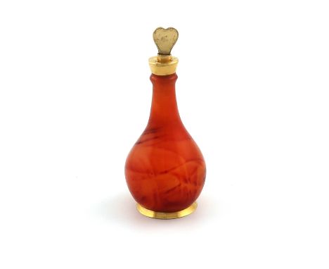 A gold-mounted agate scent flask, unmarked, probably early-19th century, baluster form, plain mounts, pull-out stopper, on a 