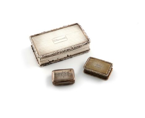 A small mixed lot of silver items, comprising: a William IV silver snuff box, by Edwin Jones, Birmingham 1835, rectangular fo