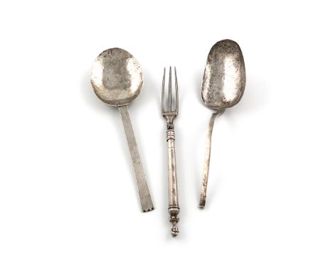 A small collection of silver flatware, comprising: a Notched Puritan spoon, unmarked, oval bowl with a plain rat-tail, length