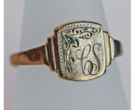 A SMALL QUANTITY OF 9CT GOLD AND YELLOW METAL JEWELLERY comprising two signet rings, key pendant and chain, chain, earrings e