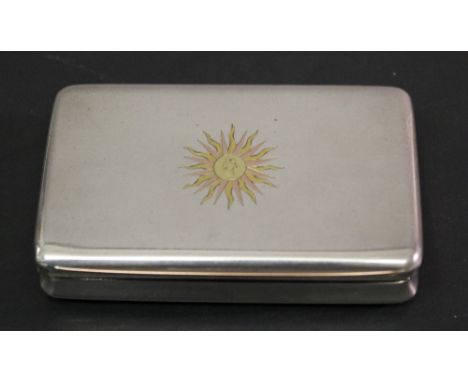 AN ITALIAN WHITE METAL SNUFF BOX, rectangular, inset with a small yellow metal St Christoper roundel in a sun-burst surround,