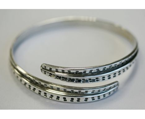A DAVID ANDERSON (NORWAY) 925S STERLING BANGLE of circular cross-over form decorated with stylised leaf design, marked 'David