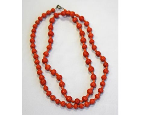 A GROUP OF MISCELLANEOUS JEWELLERY comprising a coral bead necklace 80cm(L), an agate bead necklace 40cm(L), another agate be