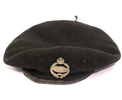 WWII dated Royal Tank Regiment beret and badge. P&amp;P Group 1 (£14+VAT for the first lot and £1+VAT for subsequent lots) 