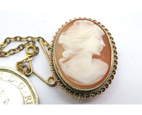 9ct gold mounted cameo brooch with safety chain, 3.5g. P&amp;P Group 1 (£14+VAT for the first lot and £1+VAT for subsequent l