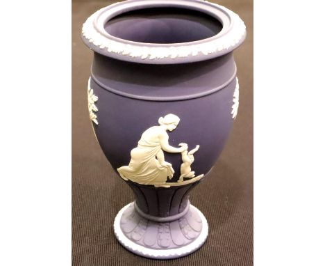 Wedgwood jasperware urn shaped vase, H: 19 cm. P&P Group 2 (£18+VAT for the first lot and £3+VAT for subsequent lots)Conditio