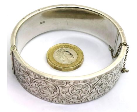 Large hallmarked silver engraved snap bangle, 32g. P&amp;P Group 1 (£14+VAT for the first lot and £1+VAT for subsequent lots)