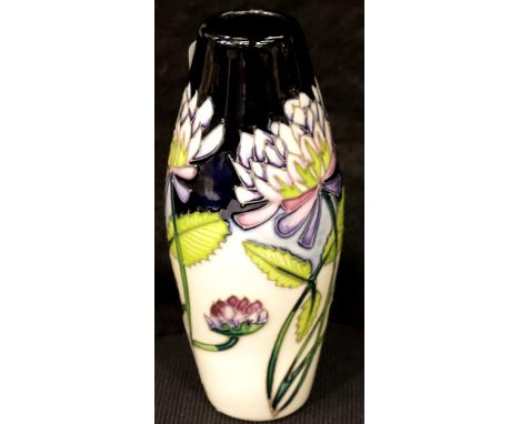 Moorcroft vase in the Trefoil pattern, H: 13 cm. P&P Group 1 (£14+VAT for the first lot and £1+VAT for subsequent lots)Condit