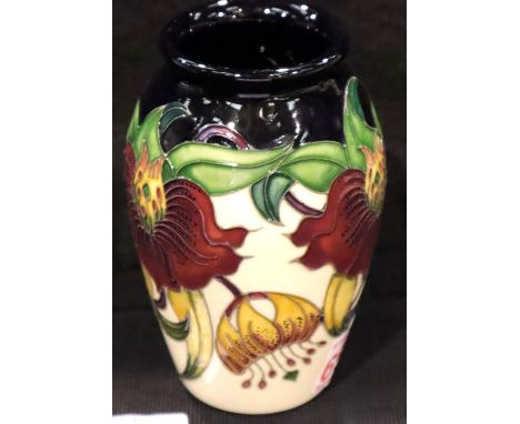 Moorcroft vase in the Anna Lily pattern, H: 13 cm. P&P Group 1 (£14+VAT for the first lot and £1+VAT for subsequent lots)Cond