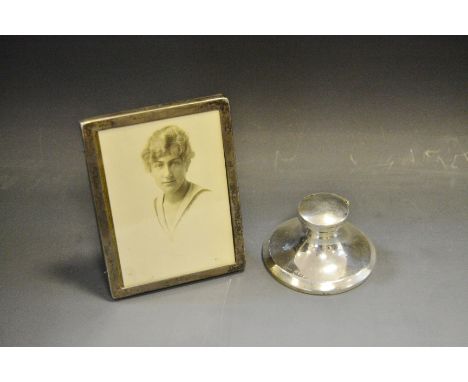 A George V silver capstan inkwell, Birmingham 1918; a George V silver easel photograph frame, Birmingham 1915 (2)
