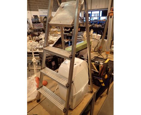 Ebac portable de humidifier and four step alloy step ladders  CONDITION REPORT: The electrical items included in this lot hav