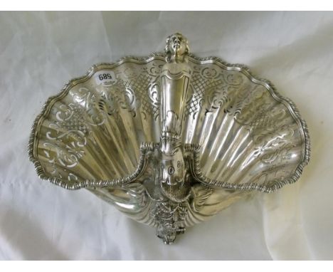 A GOOD QUALITY VICTORIAN LARGE DESSERT dish in a style of Paul de Lamerie. The shell shape outline gadrooned rim, pierced mas