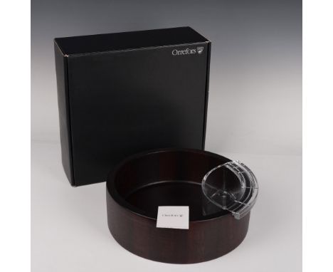 Street Chip and Dip from Orrefors is ideal for snacks and dip sauces. The serving bowl includes a wooden bowl made of natural