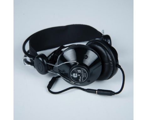 These over the ear headphones sound and look great. They are padded for comfort and have a groovy, vintage design. Speakers h