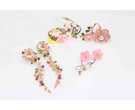 Silver gem set and enamel flower rings, two with matching earrings.