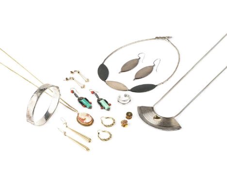 A collection of jewellery, to include an oval shell cameo pendant, 9ct gold mounted, on a curb-link chain with clasp stamped 