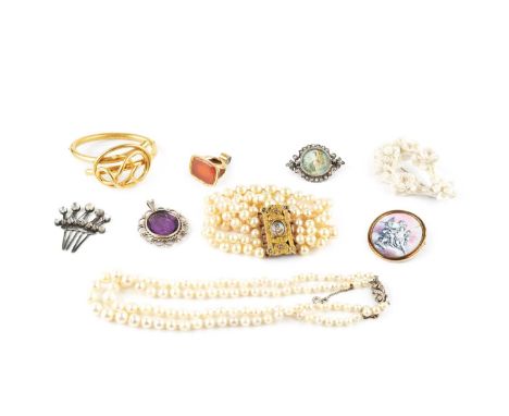 A collection of antique and later jewellery, comprising a hardstone seal fob, gilt metal mounted, monogrammed, a Victorian gi