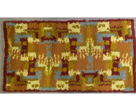 A mid-century shag pile rug, with abstract design, 130cm x 70cm.Good condition, light wear. 