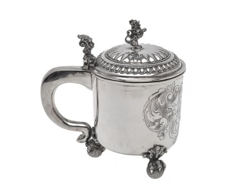 An Italian silver tankard by Umberto Malinverni, Milan pre 1934, .800 standard, with a cast lion rampant finial to the fluted