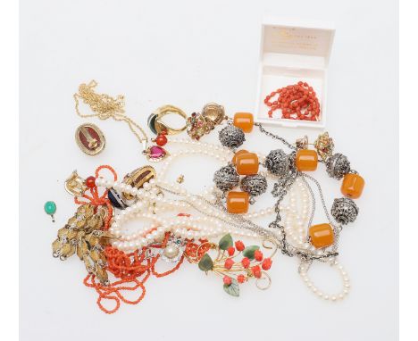 A selection of jewellery, to include a pair of gold stone ear studs, with gold coloured rope twist settings, 2.4cm long; a go