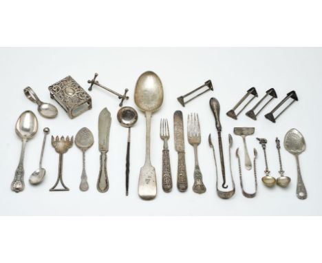 A small collection of silver and plated wares mainly flatware, including: an Edwardian fiddle pattern gravy spoon by Holland,