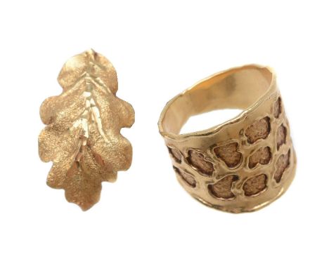 A gold coloured ring, the wide band with an animal print pattern, stamped 750 with Italian control marks, finger size O 1/2, 