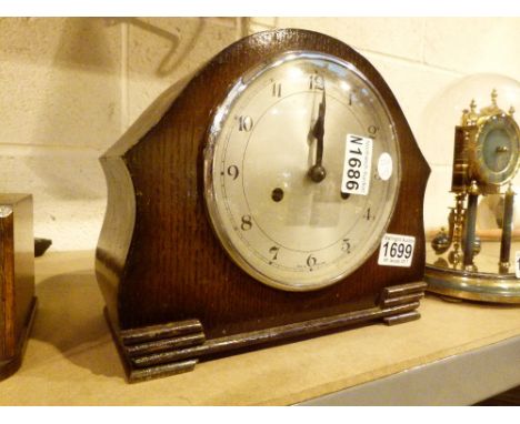 Chimming mantle clock with key 