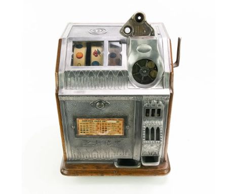 Nice original Pace Bantam Bell 25 cent slot machine with side jackpot, 1927-1929. In very good original condition, showing tr