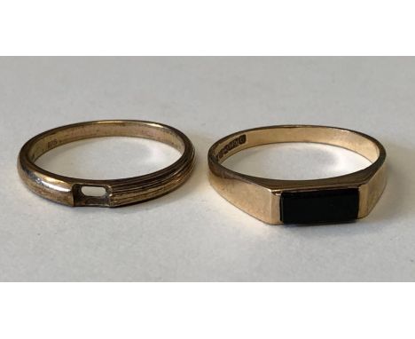 9CT GOLD ONYX RING, 9CT GOLD REEDED BAND (STONE MISSING) 3.8G APPROX