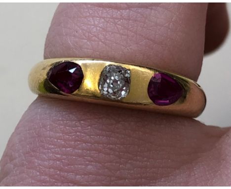 UNMARKED YELLOW METAL DIAMOND AND RUBY RING 4G APPROX