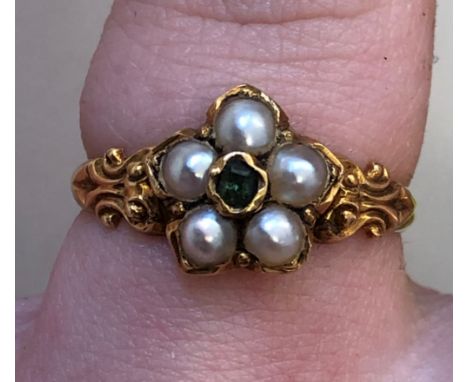UNMARKED YELLOW METAL EMERALD AND PEARL CLUSTER RING 2.8G