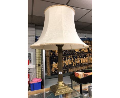 BRASS CORINTHIUM COLUMN TABLE LAMP ON STEPPED BASE 47CM HIGH 