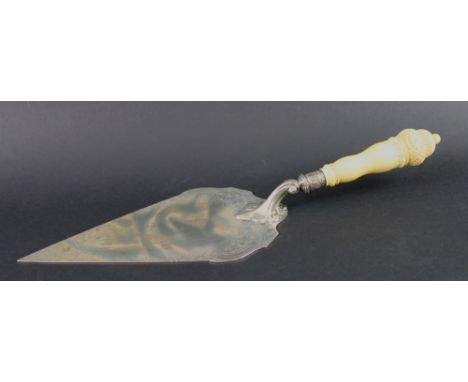 A fine Edwardian commemorative silver builder's trowel, the blade engraved with foliate decoration, Sheffield 1910, Indian iv