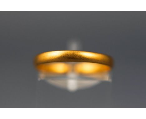A yellow gold D shape wedding band. Hallmarked 22ct gold, London, 1920. Size: M. 2.2 grams