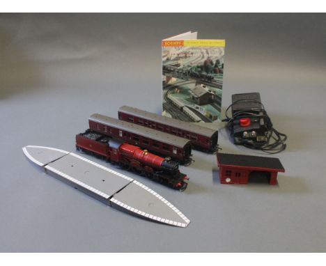 Hornby 00 gauge Harry Potter Hogwarts Castle locomotive and tender with two Harry Potter 99723 coaches, platform sections, co