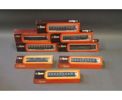 8 boxed Lima HO scale model coaches & locomotive