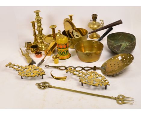 A quantity of metalware including brass pans, a brass candlestick, a chestnut roaster, a lamp base, etc.