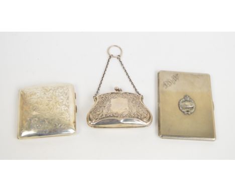 An Edward VII hallmarked silver purse decorated with flowers and scrolls with vacant cartouches suspended on a silver chain a
