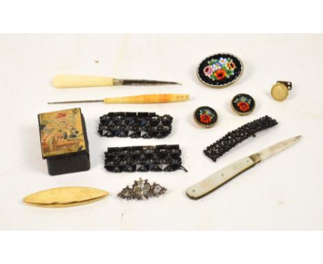 A small quantity of collector's items including a small papier mâché snuff box, a pocket knife with mother of pearl handle an