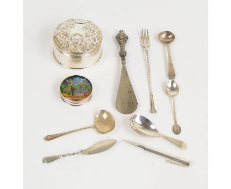 A collection of hallmarked silver items comprising a modern boxed circular jewellery box, Birmingham 2000, a hexagonal machin