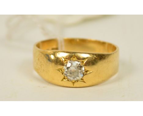 An 18ct yellow gold gentleman's signet ring with a brilliant cut approx 0.6ct diamond in star shaped setting, size X.