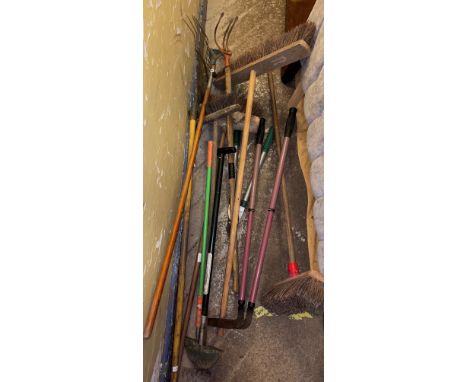 QUANTITY OF GARDEN TOOLS 