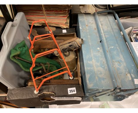 CANTILEVER TOOLBOX AND A SMALL CARTON CONTAINING VINTAGE WOOD PLANES, PRIMUS BURNER