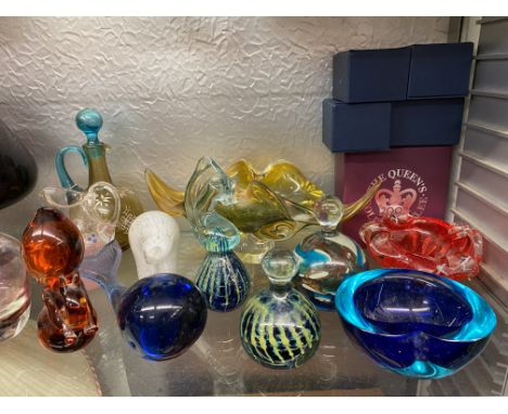 SHELF OF WEDGWOOD ANIMAL PAPERWEIGHTS, MEDINA PAPERWEIGHTS, CRANBERRY GLASSWARE AND VARIOUS SIZED BRANDY BOWLS (SOME A/F)