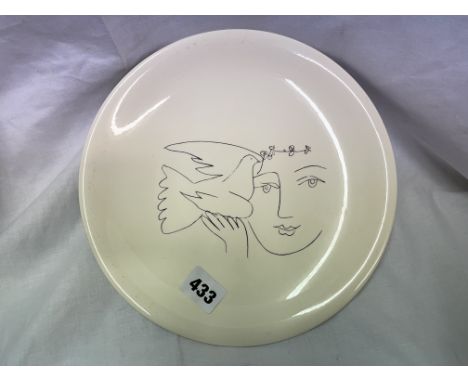 WHITE CERAMIC PLATE WITH PABLO PICASSO DOVE DESIGN, FACSIMILE PICASSO SIGNATURE TO UNDERSIDE