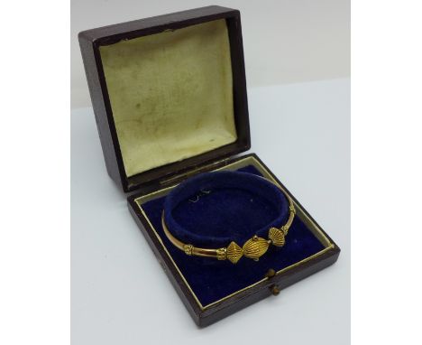 A c1900 9ct gold bangle, with case, 7.2g 